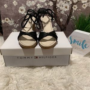 𝅺Tommy Hilfiger wedged strap Sandals